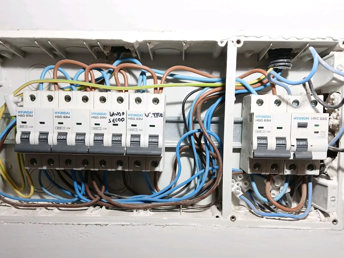 Cuadro eléctrico durante la obra, con los interruptores montados y el cableado a la vista