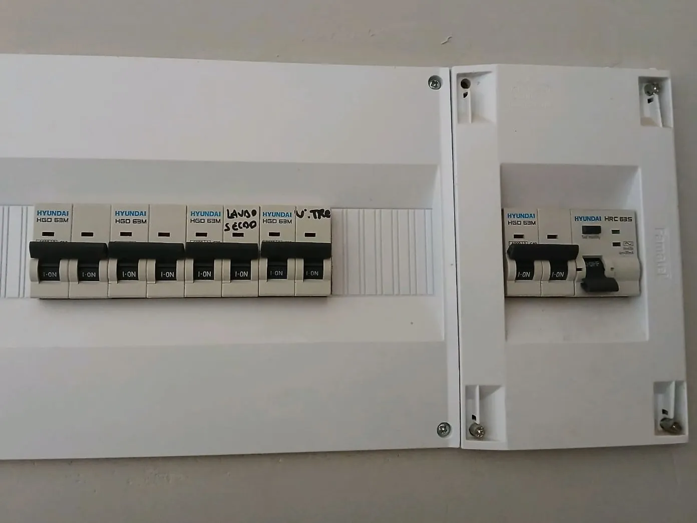 El quadre acabat, amb la tapa posada i els interruptors en fila