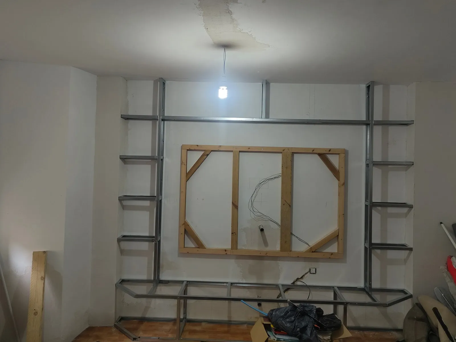 Saló durant l'obra: l'estructura metàl·lica del moble de la tele, encara sense pladur